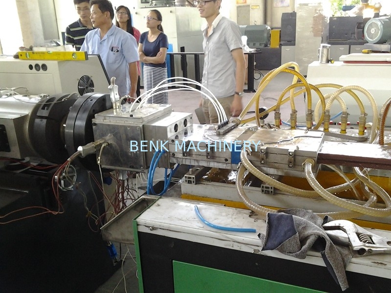200kg/h Output WPC Profile Extrusion Line With Co - Extrusion Surface Process